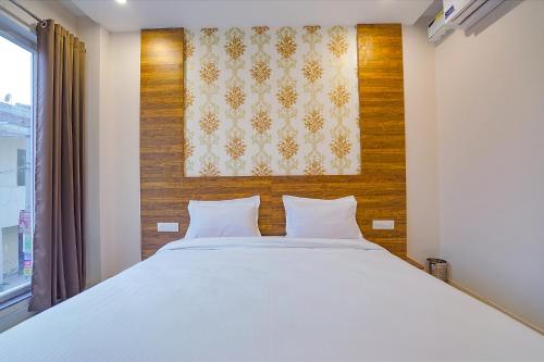 Кровать или кровати в номере FabHotel HC Mohali Inn