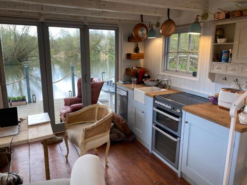 Kitchen o kitchenette sa Gorgeous Bruton Chic Lakeside Boat House.