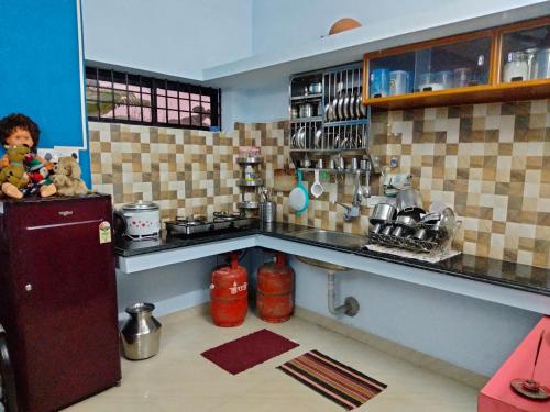 cocina con encimera y nevera en una habitación en Yelagiri RAM Cottage @Home with kitchenette full, en Yelagiri