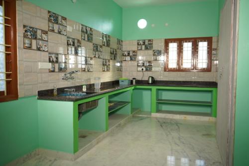 A kitchen or kitchenette at SSK HOME STAY