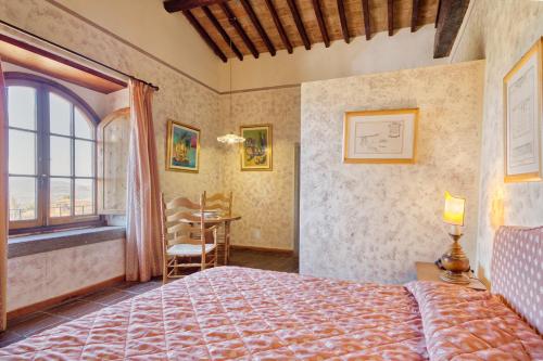 um quarto com uma cama, uma mesa e uma janela em Usignoli Studio With Pool em Reggello