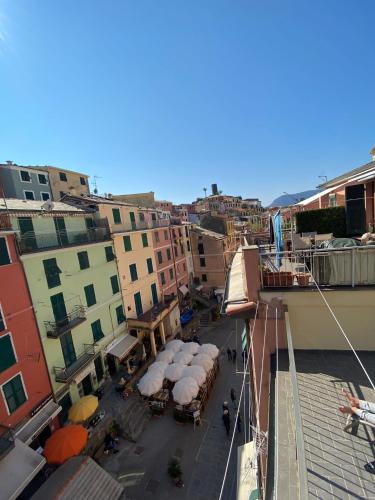 een uitzicht over de stad met gebouwen bij La Casetta di Agnese 2 in Vernazza