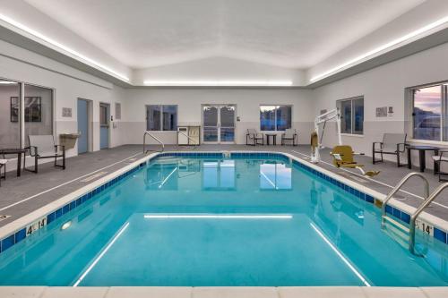 Swimmingpoolen hos eller tæt på Staybridge Suites Pittsburgh Airport, an IHG Hotel