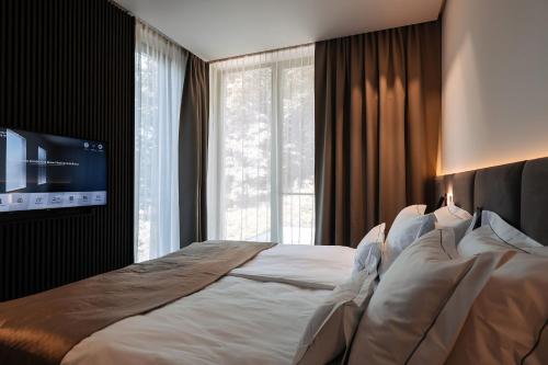Postel nebo postele na pokoji v ubytování Verkhovyna Resort Medical & Wellness