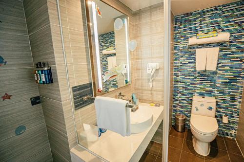 Ванная комната в Holiday Inn Express Yingkou Onelong Plaza, an IHG Hotel