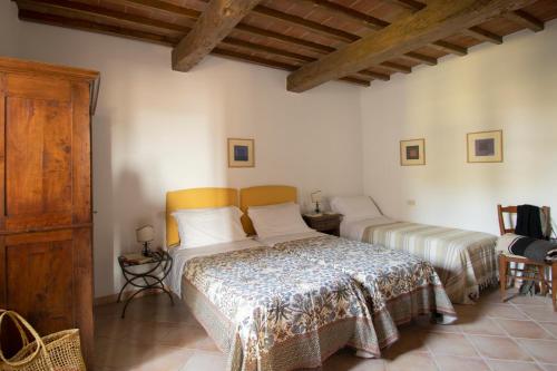 a bedroom with two beds in a room at La Fattoria del Rio di Sopra - Agriturismo Baldeschi in Tuoro sul Trasimeno