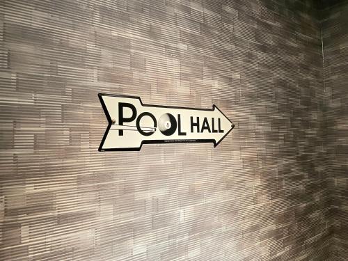 a sign on the side of a brick wall at Hotel LOVE JEWEL in Kitakyushu