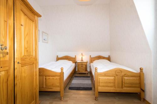 two twin beds in a room with a hallway at An der Düne 2, Whg 2 in Hörnum
