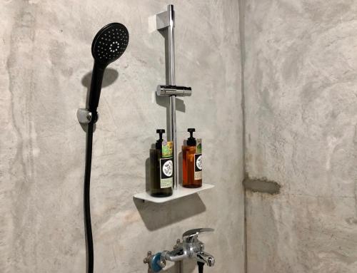 高雄的住宿－破豆基地，带淋浴、吹风机和瓶子的浴室