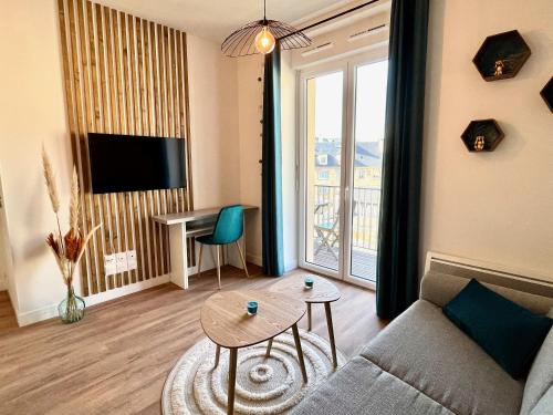 un salon avec un canapé et une table dans l'établissement Errakis, Joli studio secteur Hippodrome, à Caen