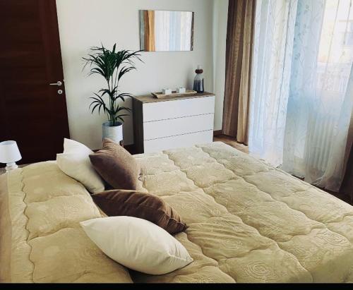 ヴェローナにあるGiada Apartmentの大型ベッド1台(枕付)