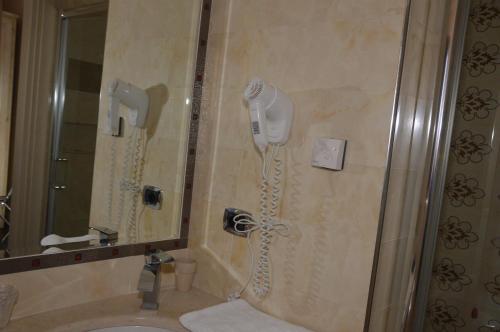 Bilik mandi di Roccamonfina Palace Hotel