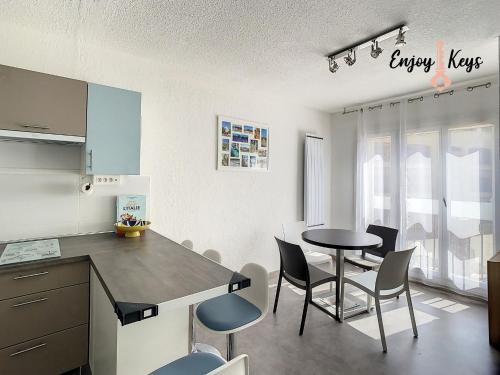 une cuisine et une salle à manger avec une table et des chaises dans l'établissement Au pied du Château de l'Empéri, à Salon-de-Provence