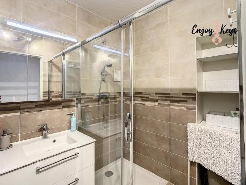 y baño con ducha y lavamanos. en Au pied du Château de l'Empéri en Salon-de-Provence