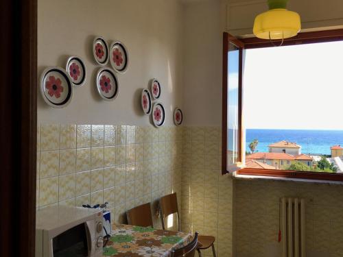 ヴァッレクロージアにあるCosta Azzurraのキッチン(テーブル、壁掛け皿付)
