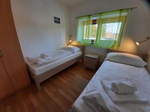 Un pat sau paturi într-o cameră la Promenáda Lipno