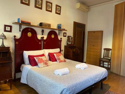 een slaapkamer met een groot bed en 2 handdoeken bij [Duomo walking distance] elegant flat with view in Milaan