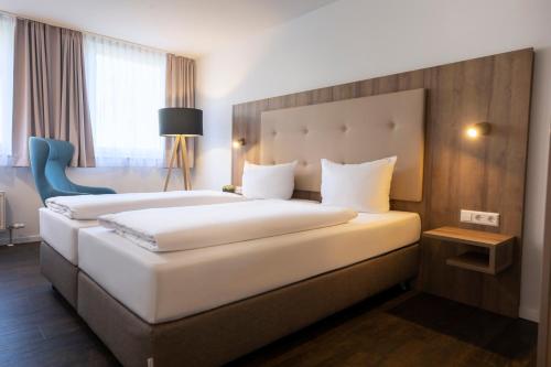 Una cama o camas en una habitación de ACHAT Hotel Stuttgart Zuffenhausen