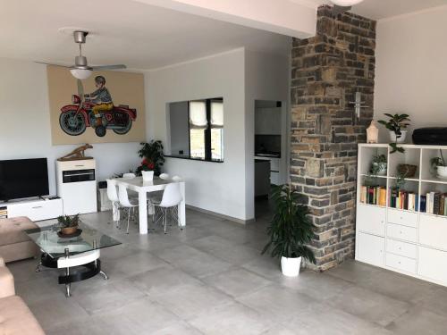 Televízia a/alebo spoločenská miestnosť v ubytovaní Il Lampin B&B