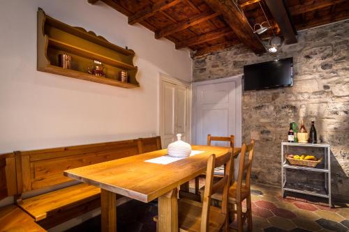 a dining room with a wooden table and chairs at VECCHIO BORGO in Torno