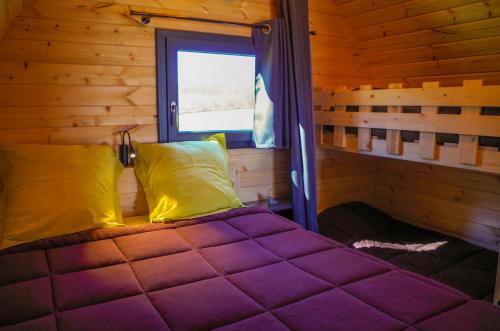 1 dormitorio con 1 cama en una cabaña de madera en Domaine Joseph LAFARGE Wine Resort Oeno-tonneaux expérience, en Lugny