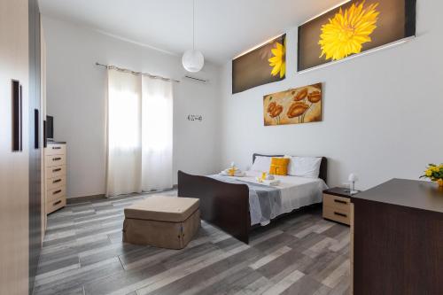カザラーノにあるVilla Amaltea by BarbarHouseのベッドルーム1室(ベッド1台、デスク付)
