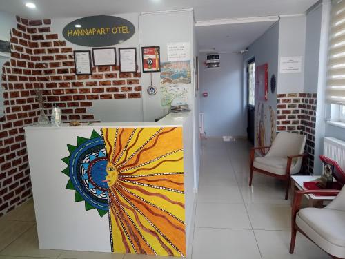 Una habitación con un mostrador con una pintura. en Hannapart Otel, en Egirdir