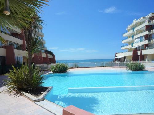 une piscine avec l'océan en arrière-plan dans l'établissement 1 CHAMBRE, DERNIER ETAGE AVEC ASC, CLIM, RES AVEC PISCINE, à Sète