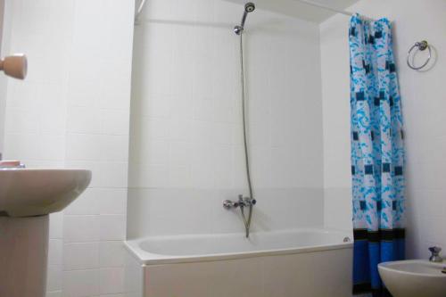 y baño con bañera, lavamanos y ducha. en Lloret Centre Apartment, en Lloret de Mar