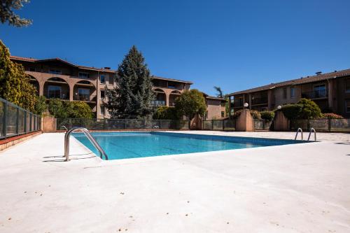 a swimming pool in front of a building at T2 climatisé avec piscine au pied du tram arènes romaines in Toulouse