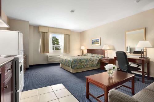 トレントンにあるTravelodge by Wyndham Trentonのベッドとデスクが備わるホテルルームです。