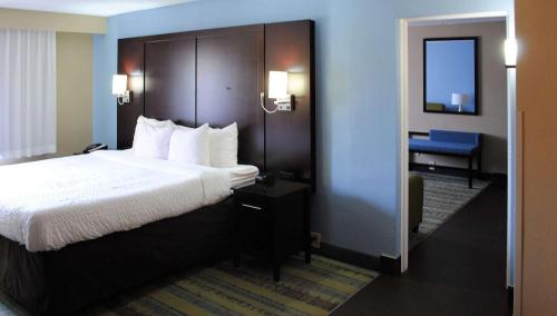 Cama o camas de una habitación en Clarion Hotel Conference Center Lexington North