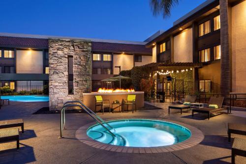 a hot tub in a courtyard in front of a building at Sonesta Silicon Valley in Milpitas