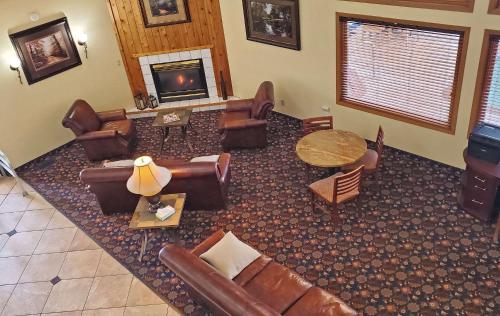 a living room filled with furniture and a fireplace at The Hotel Bemidji in Bemidji