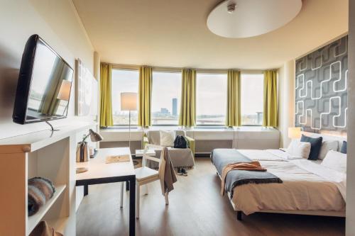 a hotel room with a bed and a tv at harry's home Wien hotel & apartments in Vienna