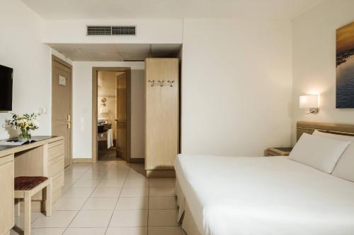 Postel nebo postele na pokoji v ubytování The Diplomat Hotel