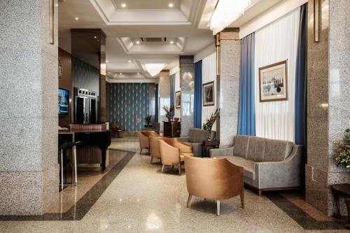 TV a/nebo společenská místnost v ubytování The Diplomat Hotel