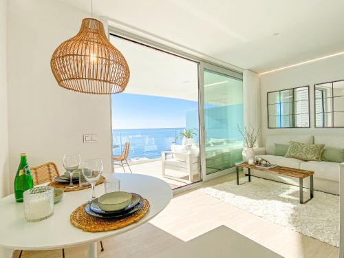 un soggiorno con tavolo e vista sull'oceano di AMAZING SEA VIEWS - The Wave, Brand new apartment a Fuengirola