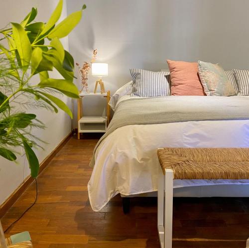 um quarto com uma cama, uma planta e um candeeiro em Casa Reconquista em Mendoza