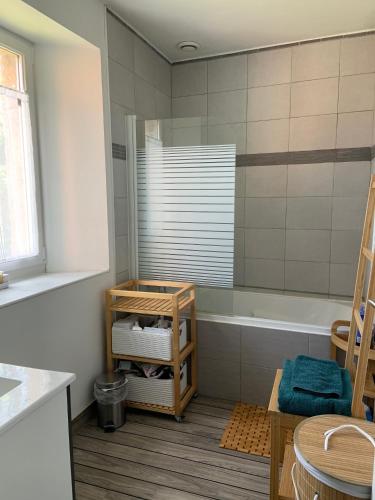 une salle de bain avec une baignoire et un lavabo dans l'établissement Maison campagne/mer, à Gouville-sur-Mer