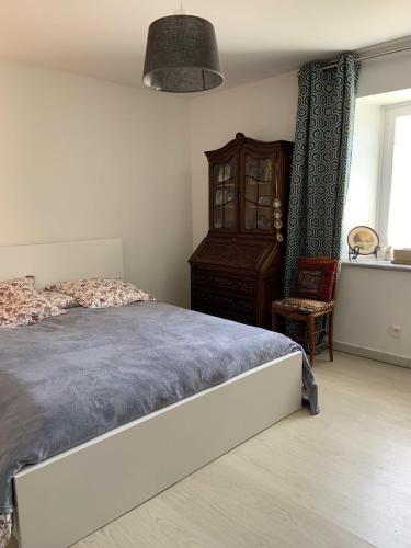 une chambre avec un lit, une commode et une fenêtre dans l'établissement Maison campagne/mer, à Gouville-sur-Mer