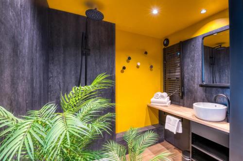 a bathroom with a sink and a plant at COWOOL AVIGNON in Avignon
