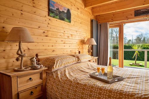 ein Schlafzimmer mit einem Bett in einem Blockhaus in der Unterkunft Finest Retreats - Garden Lodge in Craven Arms