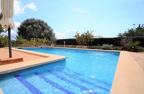 basen z parasolem i basen w obiekcie Hermosa casa de vacaciones CA NA MALEN w mieście La Cabaneta
