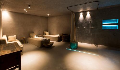 een kamer met een badkamer met een douche en een bad bij Townhouse Weisses Kreuz in Salzburg
