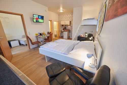 ein Schlafzimmer mit einem Bett und ein Wohnzimmer in der Unterkunft Aparthotel Wilma in Bremen