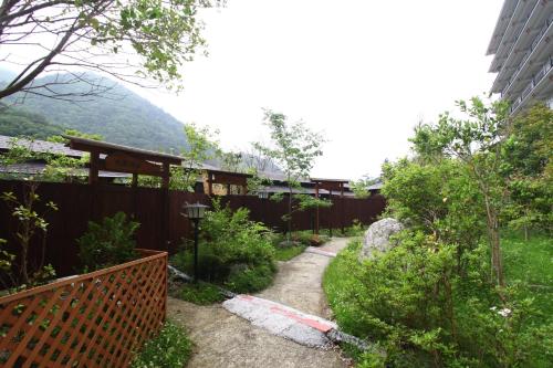 那須塩原市にある塩原温泉 ホテルおおるりの塀付きの庭園
