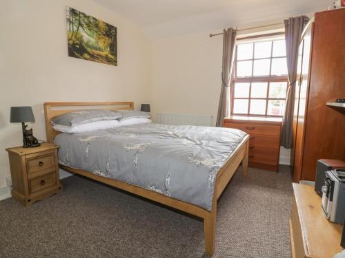 1 dormitorio con cama y ventana en Rose Cottage en Ipswich