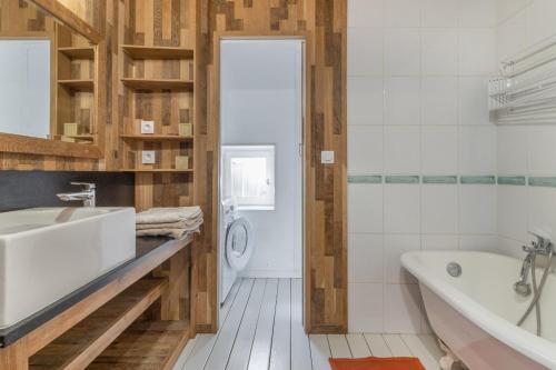 Ένα μπάνιο στο Petite Maison de Jeanne - Corps de ferme rénové