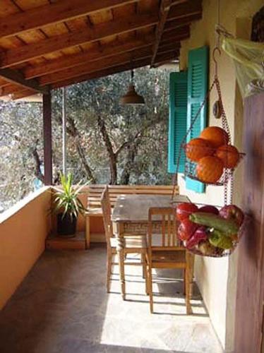 a porch with a table and chairs on a house at Studio south Pilion in Chorto